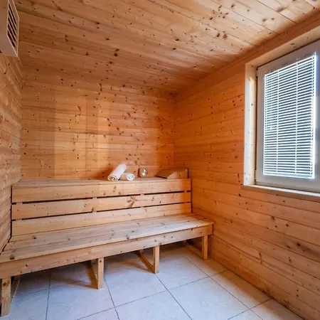 Vikendica Chiara Mit 6 Schlafzimmern In Meeresnaehe By Interhome