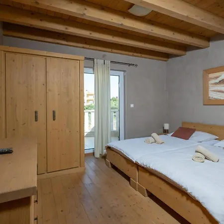 Chiara Mit 6 Schlafzimmern In Meeresnaehe By Interhome Vikendica Premantura