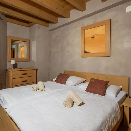 Chiara Mit 6 Schlafzimmern In Meeresnaehe By Interhome Vikendica