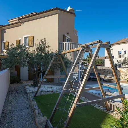 Chiara Mit 6 Schlafzimmern In Meeresnaehe By Interhome Premantura