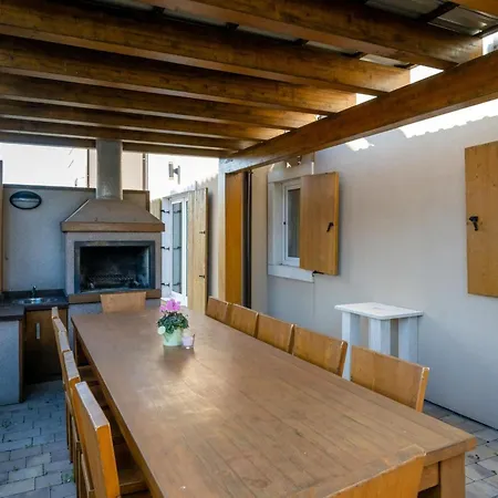 Chiara Mit 6 Schlafzimmern In Meeresnaehe By Interhome Vikendica *
