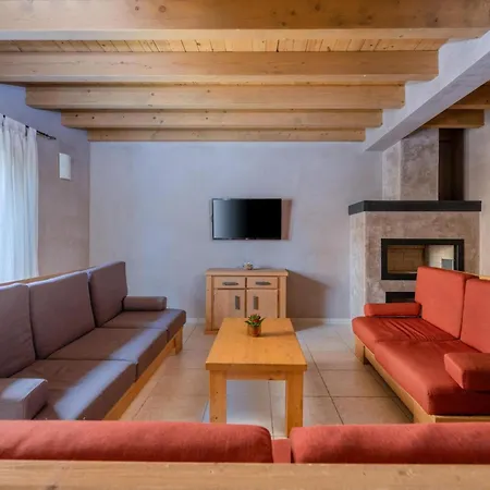 Chiara Mit 6 Schlafzimmern In Meeresnaehe By Interhome