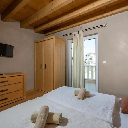 Chiara Mit 6 Schlafzimmern In Meeresnaehe By Interhome Vikendica Premantura