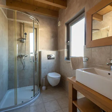 Chiara Mit 6 Schlafzimmern In Meeresnaehe By Interhome Premantura
