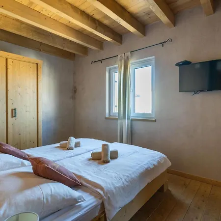 Chiara Mit 6 Schlafzimmern In Meeresnaehe By Interhome